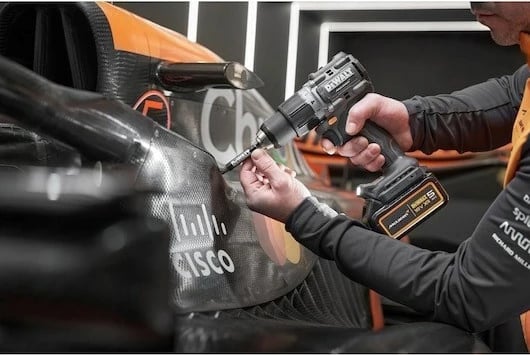 Makine shpuese/vidëzuese DeWalt MCLAREN DCD85MP2T, 18V, 5Ah, me 2 bateri, e verdhë/zezë, me valixhe