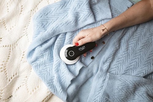 heqës pelete tekstilesh, Adler AD 9615, kokë 5 cm, thika çelik inox, punon me 2x AA, enë mbledhëse e heqshme, bardh e zezë