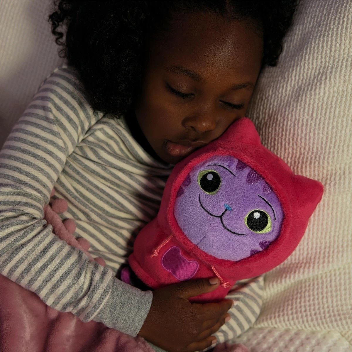 Lodër pelushi Gabby's Dollhouse Spin Master Daniel James DJ Catnip, 25 cm, shumëngjyrëshe