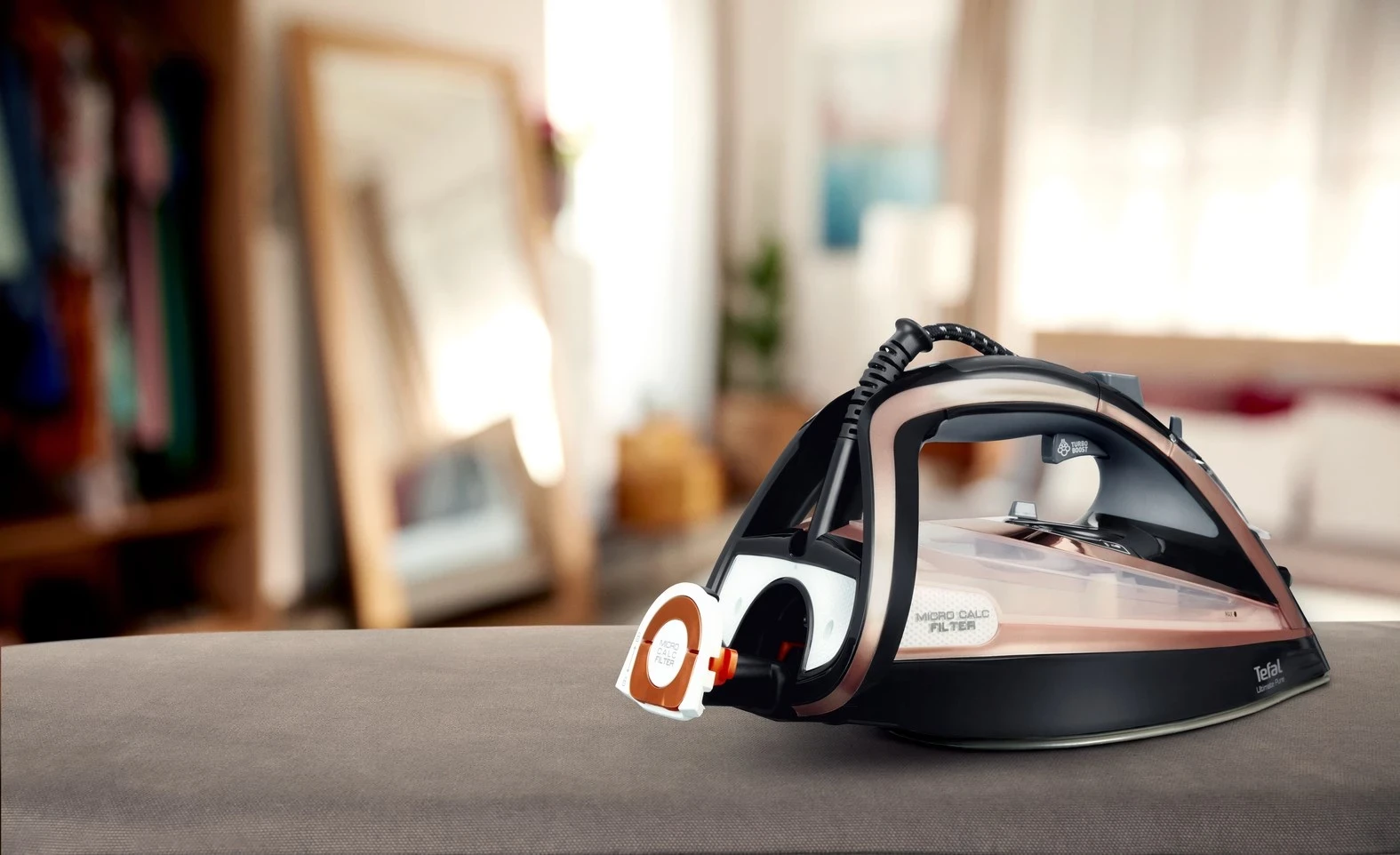 Hekur për hekurosje Tefal Ultimate Pure FV9845, 3200W, i zi/bakër