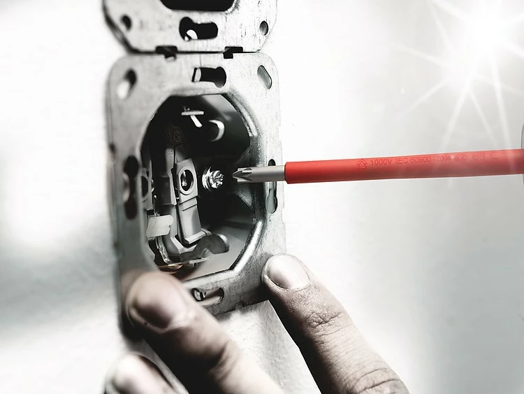 Set kaçavidash Wera 05105631001, 14 copë, dorezë ergonomike, me izolim, portokalli/kuqe