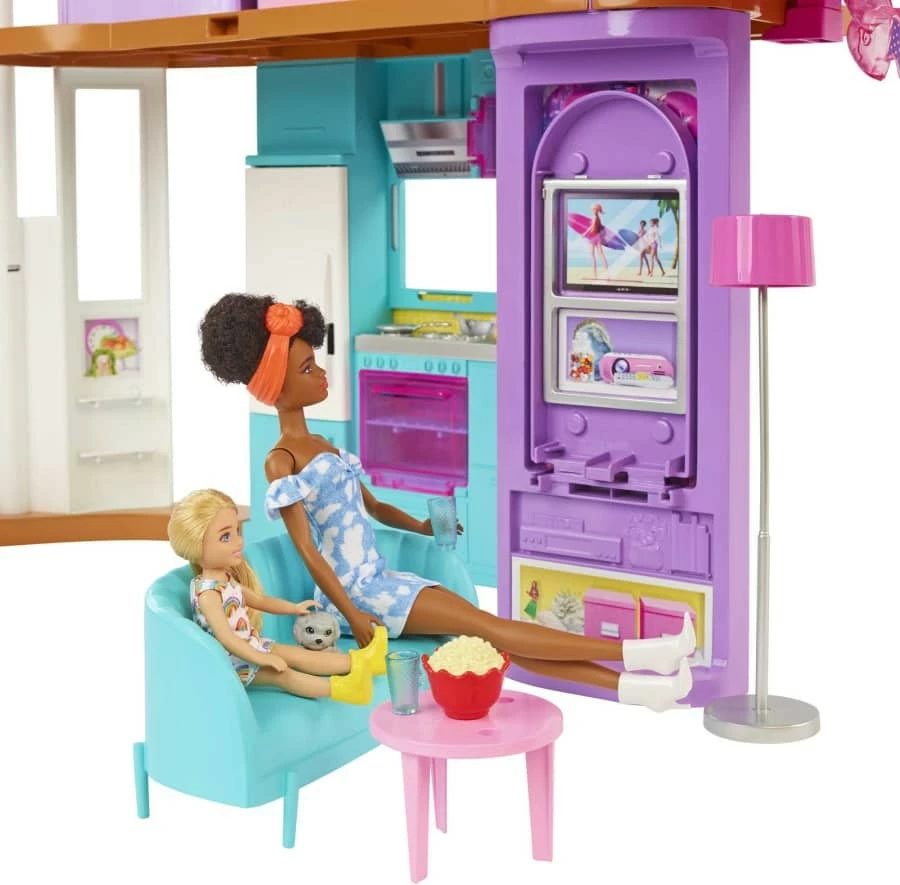 Shtëpi lodër Barbie Mattel Holiday House HCD50, me 2 kate, 6 zona loje, 30+ aksesorë, Rozë/Turquoise/Vjollcë