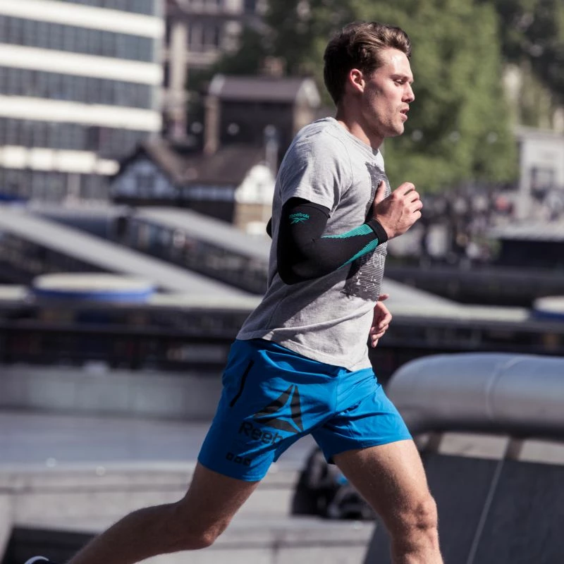 Kompresion mëngë Reebok për meshkuj dhe femra, të zeza dhe jeshile