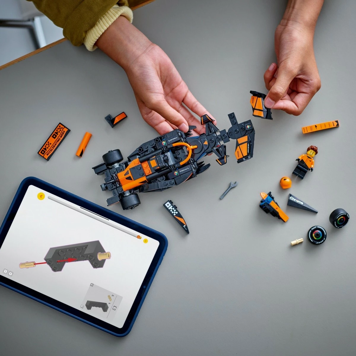 Set LEGO Speed Champions McLaren F1 Team MCL38, 269 pjesë, portokalli/zezë