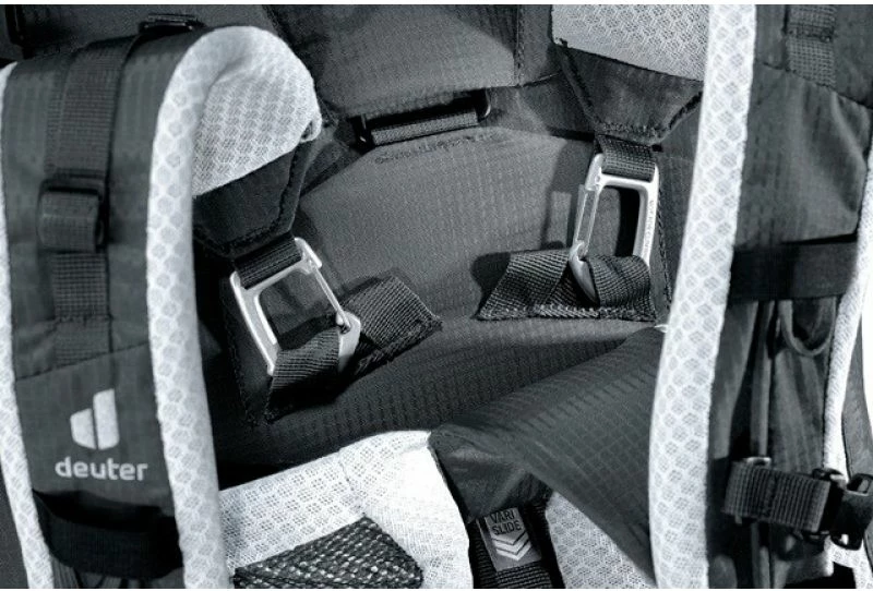 Çantë shpine hiking Deuter për femra, e zezë