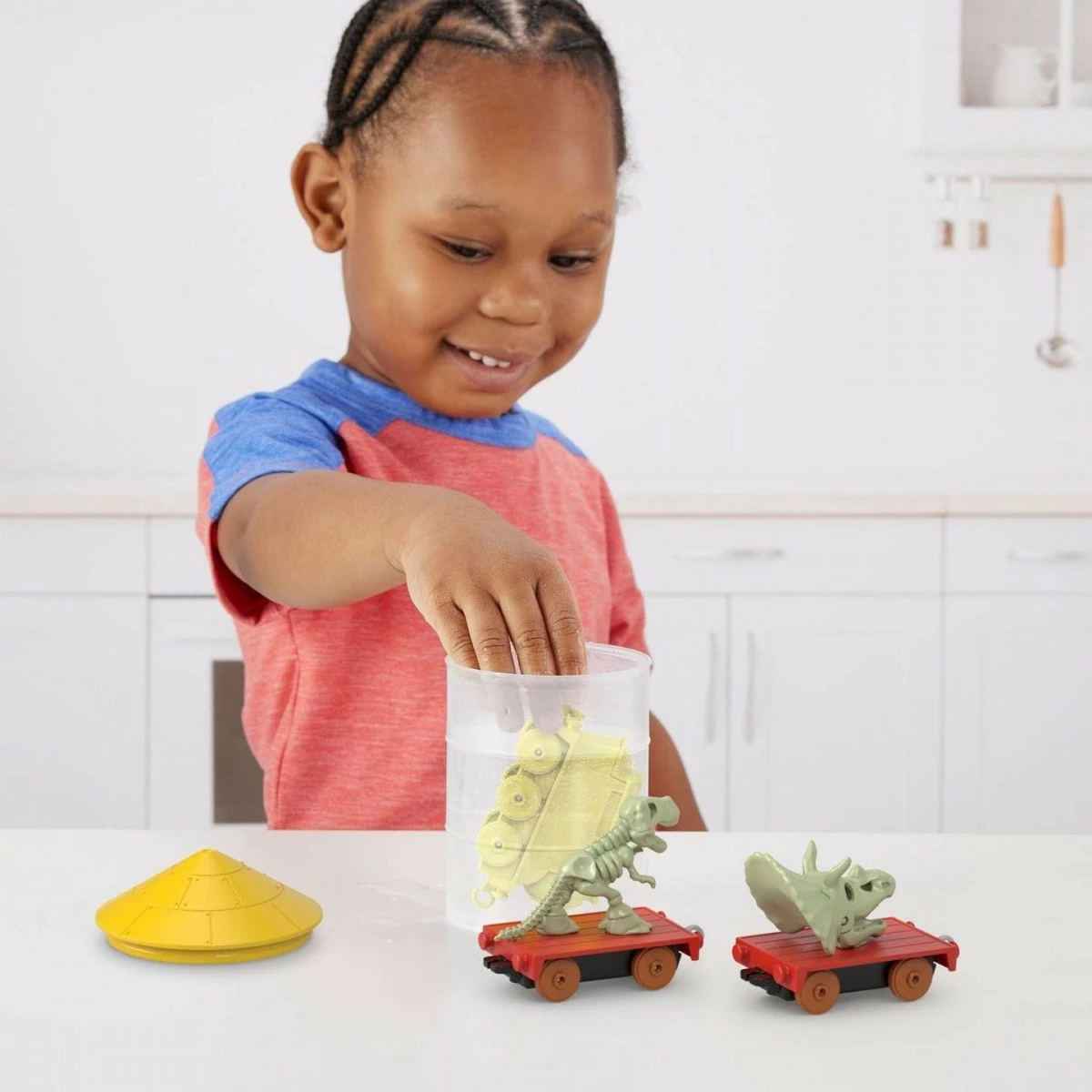 Set trenash Fisher Price Thomas & Friends Color Reveal, HNP80/HPH36, me 1 lokomotivë, 2 vagona, shumëngjyrësh