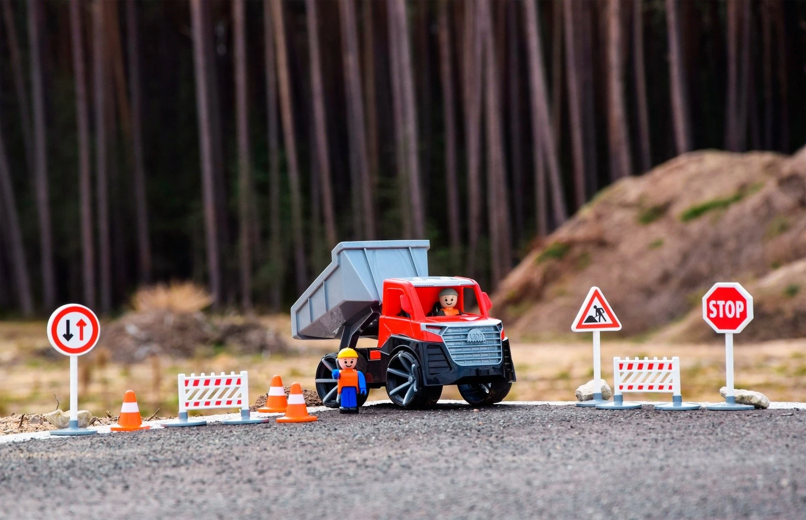 Kamion lodër Lena Truxx2, me figurë, 29 cm, Kuq/Gri/Zi