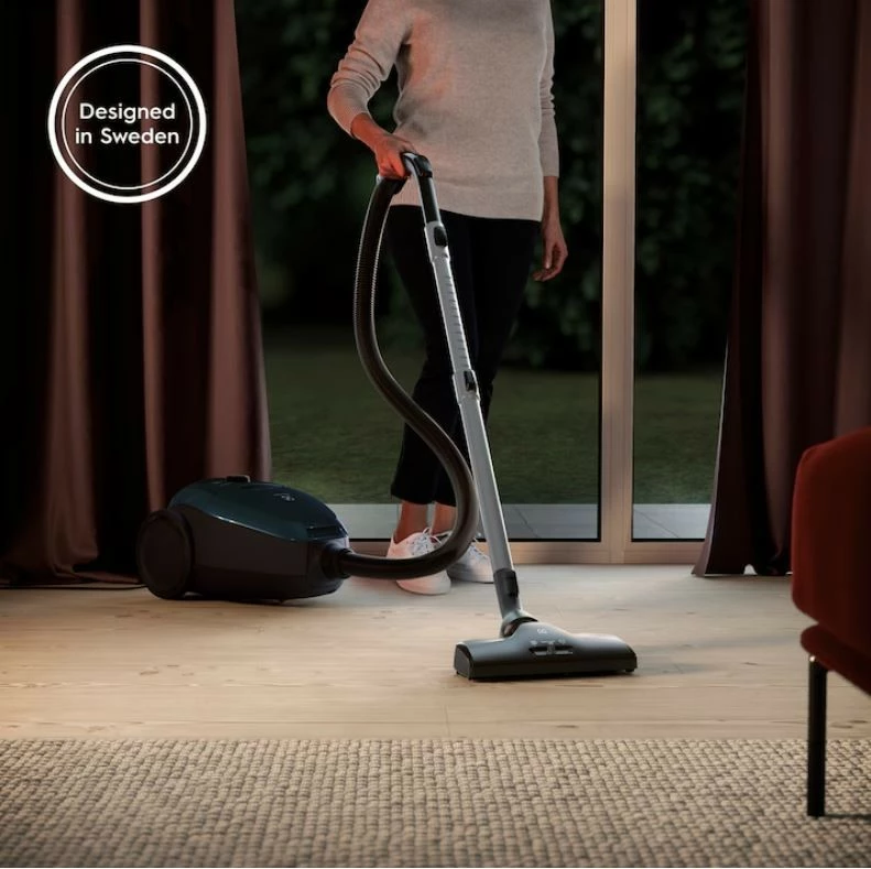 Fshesë me korrent Electrolux Pure D8 PD82-4ST Silence, me qese, 3.5L, 600W, e zezë