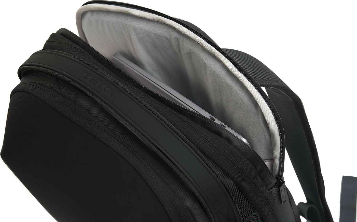 Çantë shpine XD DESIGN Bizz Backpack P705.931, 18-25L, për laptop 16", e zezë