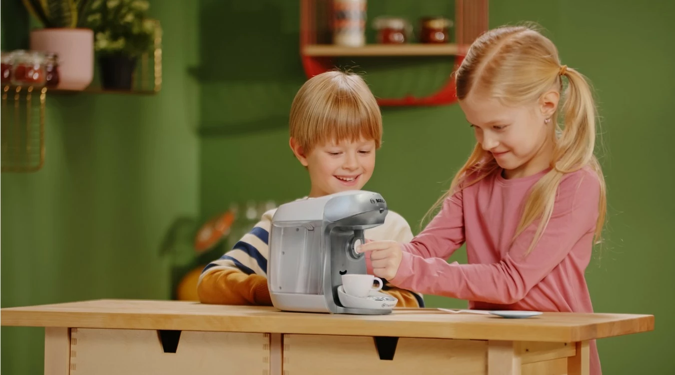 Makineri kafeje lodër, Klein Bosch Tassimo 9231, me efekte zanore dhe rrjedhë uji, me filxhan, pjatëz, lugë dhe 2 kapsula, argjend