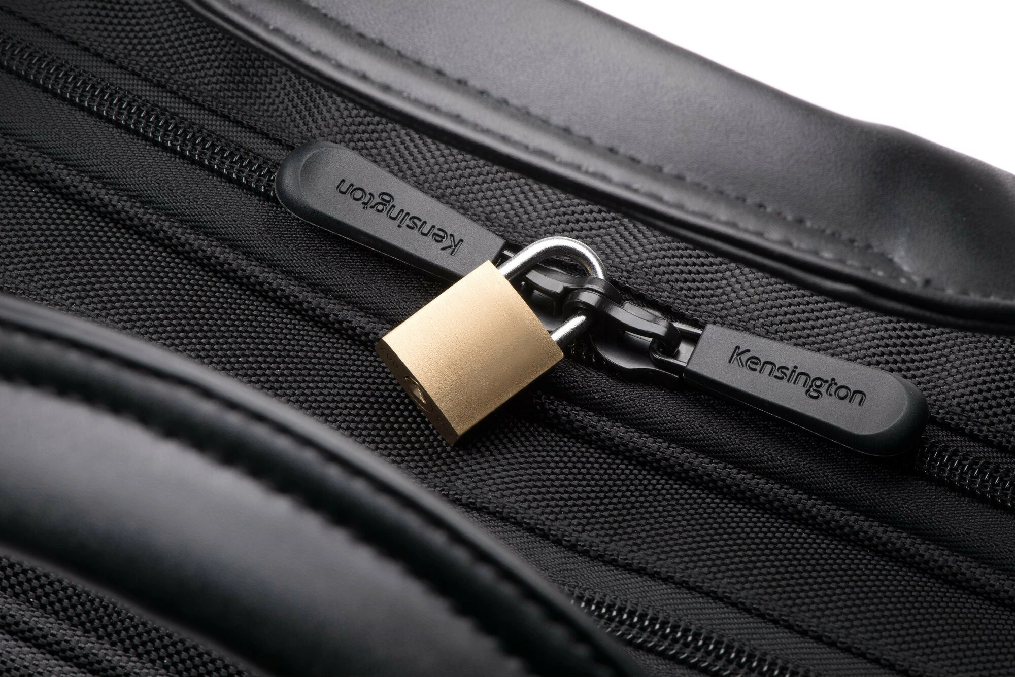 Çantë laptopi Kensington Contour 2.0, 15.6", e zezë