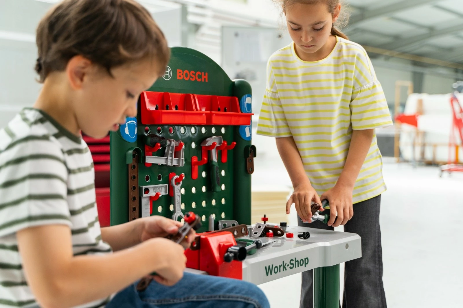 Tavolinë pune lodër për fëmijë Klein Bosch Workshop 82 pjesë, Multikolor