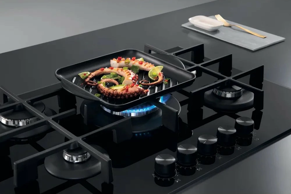 Sobë gazi me xham Whirlpool AKWL728NB, 5 zona, e zezë