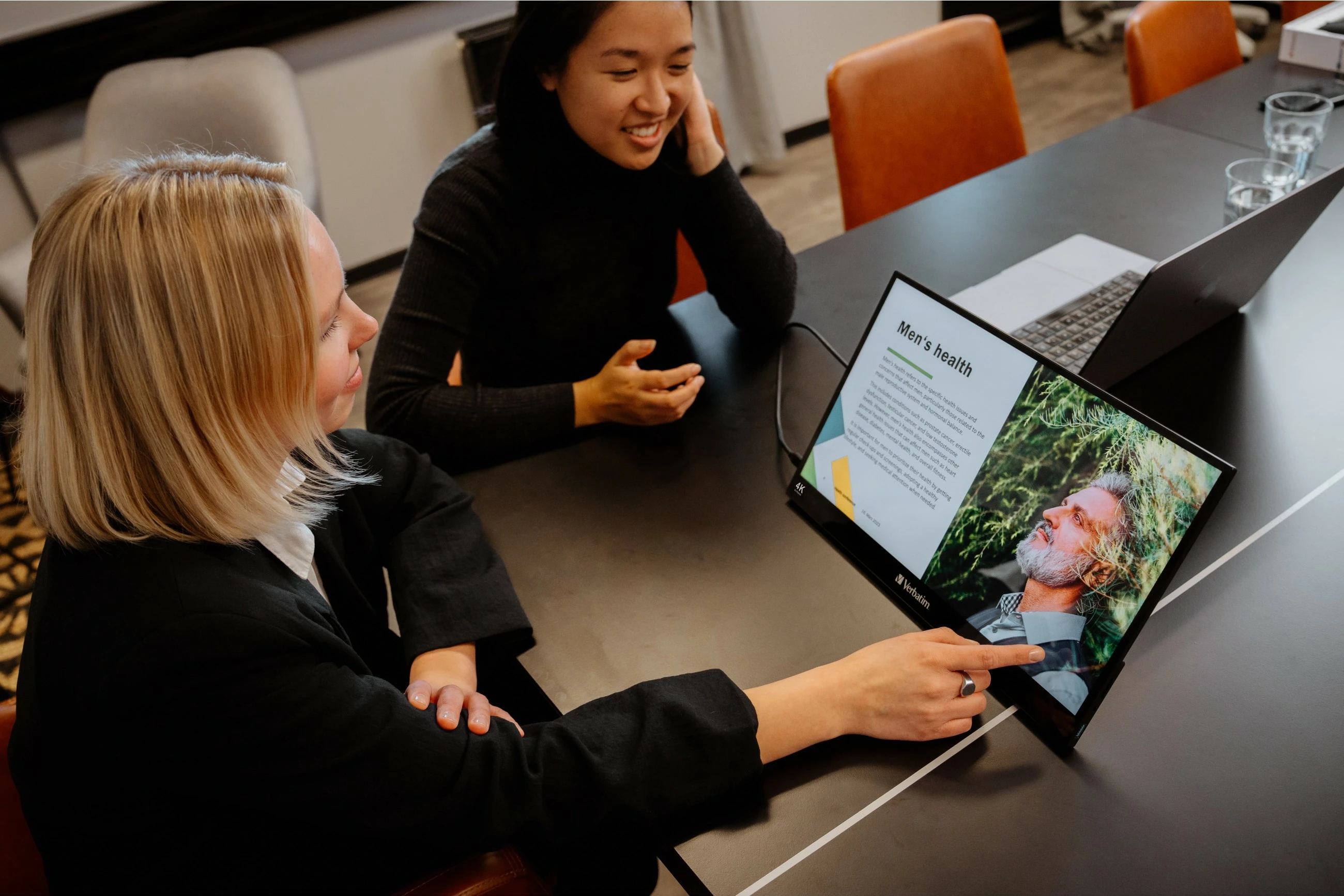 Monitor portativ Verbatim 17.3 inç 4K Ultra HD, touchscreen, i zi