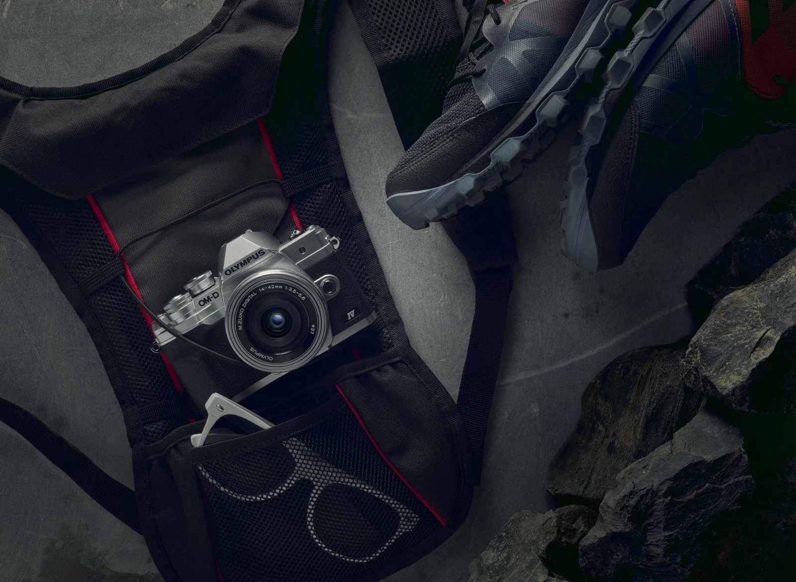 Aparat fotografik Olympus OM-D E-M10 Mark IV me lente 14-150mm, argjend