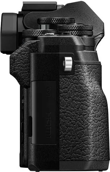 Aparat fotografik Olympus OM-D E-M10 Mark IV me objektiv 14-150mm f/4-5.6 II, i zi