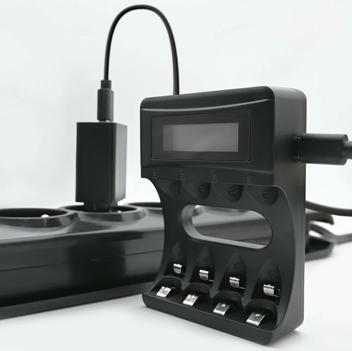 Karikues baterish Qoltec 50654, Ni-MH/Ni-Cd, 4 vende, me ekran LCD, i zi