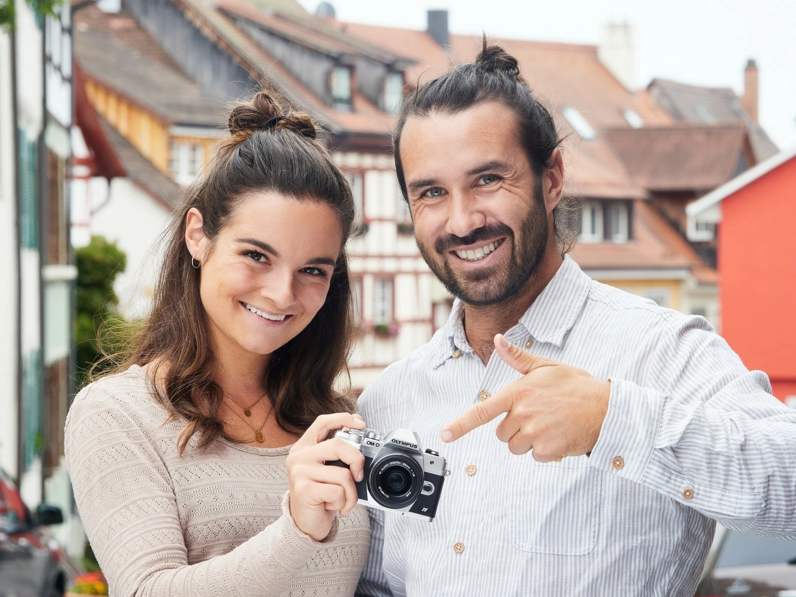 Aparat fotografik Olympus OM-D E-M10 Mark IV me lente 14-150mm, argjend