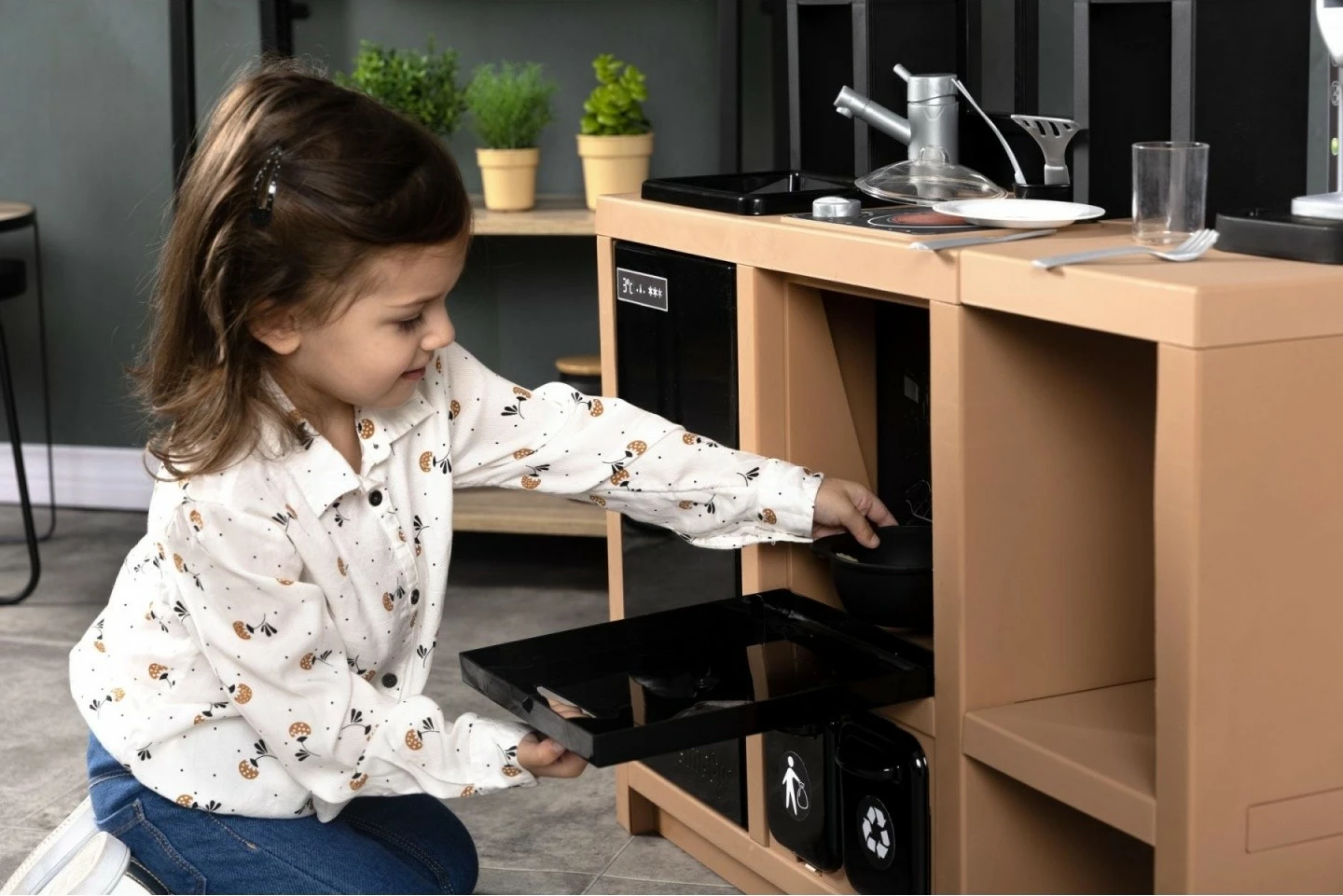 Kuzhinë lodër Smoby Loft Kitchen, plastikë, shumëngjyrëshe, set me 32 aksesorë