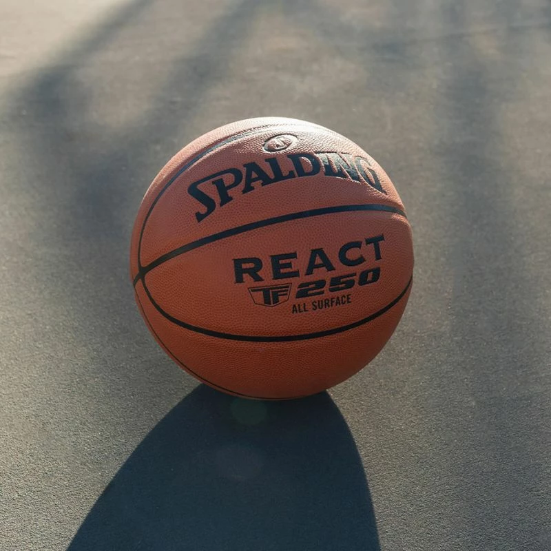 Top basketbolli Spalding React TF-250, për të gjithë