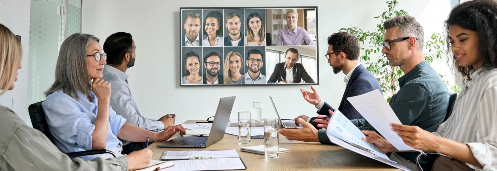 Monitor informativ Avtek DS 43", 4K UHD, Android 11, 2x10W, i zi