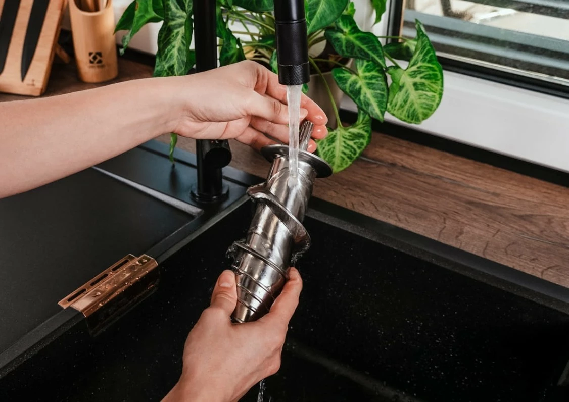 Shtrydhëse e ngadaltë frutash-perimesh, Concept Nutriboost LO7250, 200 W, 0.6 L, vidë çeliku inox, gryka 76 mm, 65 dB, e zezë/krom