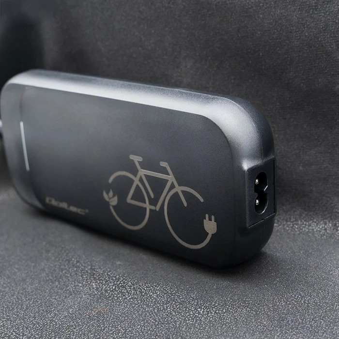 Karikues për biçikletë elektrike, Qoltec, 50762, 42V 2A 84W për bateri 36V Li-ion, prizë Bosch, IP54, me kabllo rryme, i zi