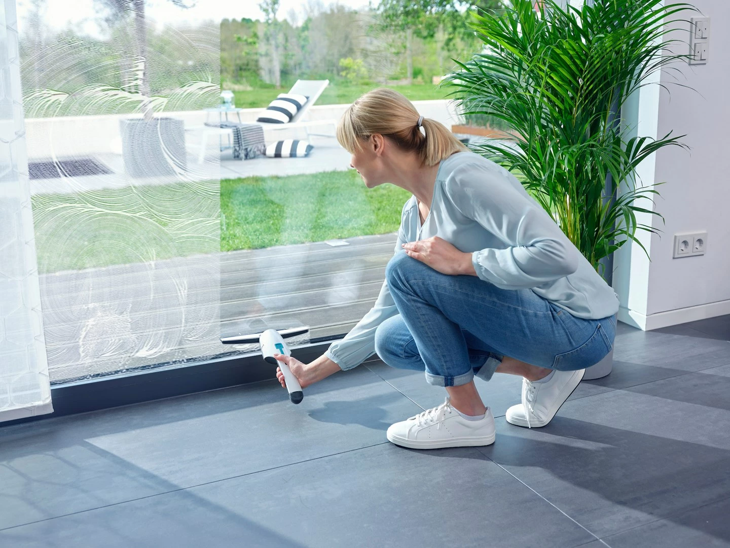 Pastrues elektrik dritaresh LEIFHEIT 51035, 45 min, i zi/blu/bardhë