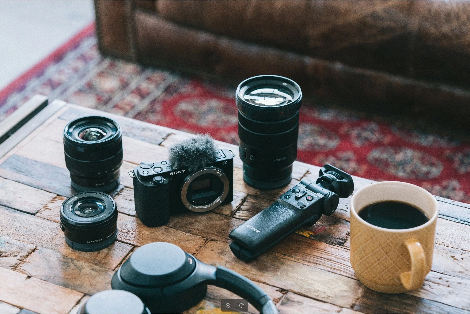 Aparat fotografik Sony α ZV-E10L, 24.2MP, 4K Ultra HD, Ekran me prekje, i zi