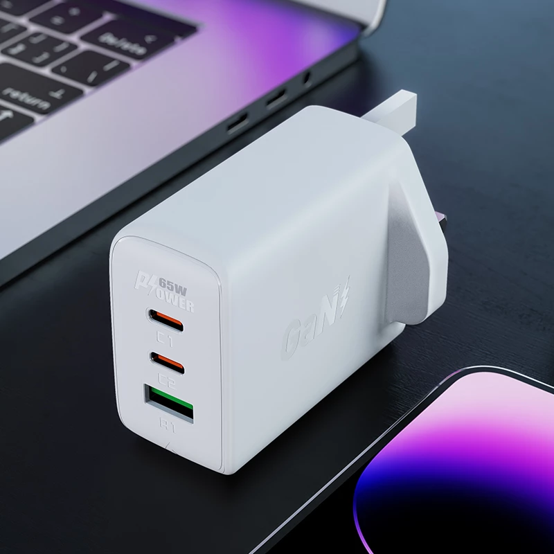 Karikues muri Acefast A44, 65W, 3 porta (2xUSB-C, 1xUSB-A), GaN, prizë UK, Bardhë