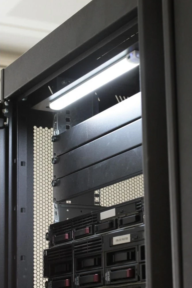 Paneli LED magnetik Techly për Kasë Rack 19"