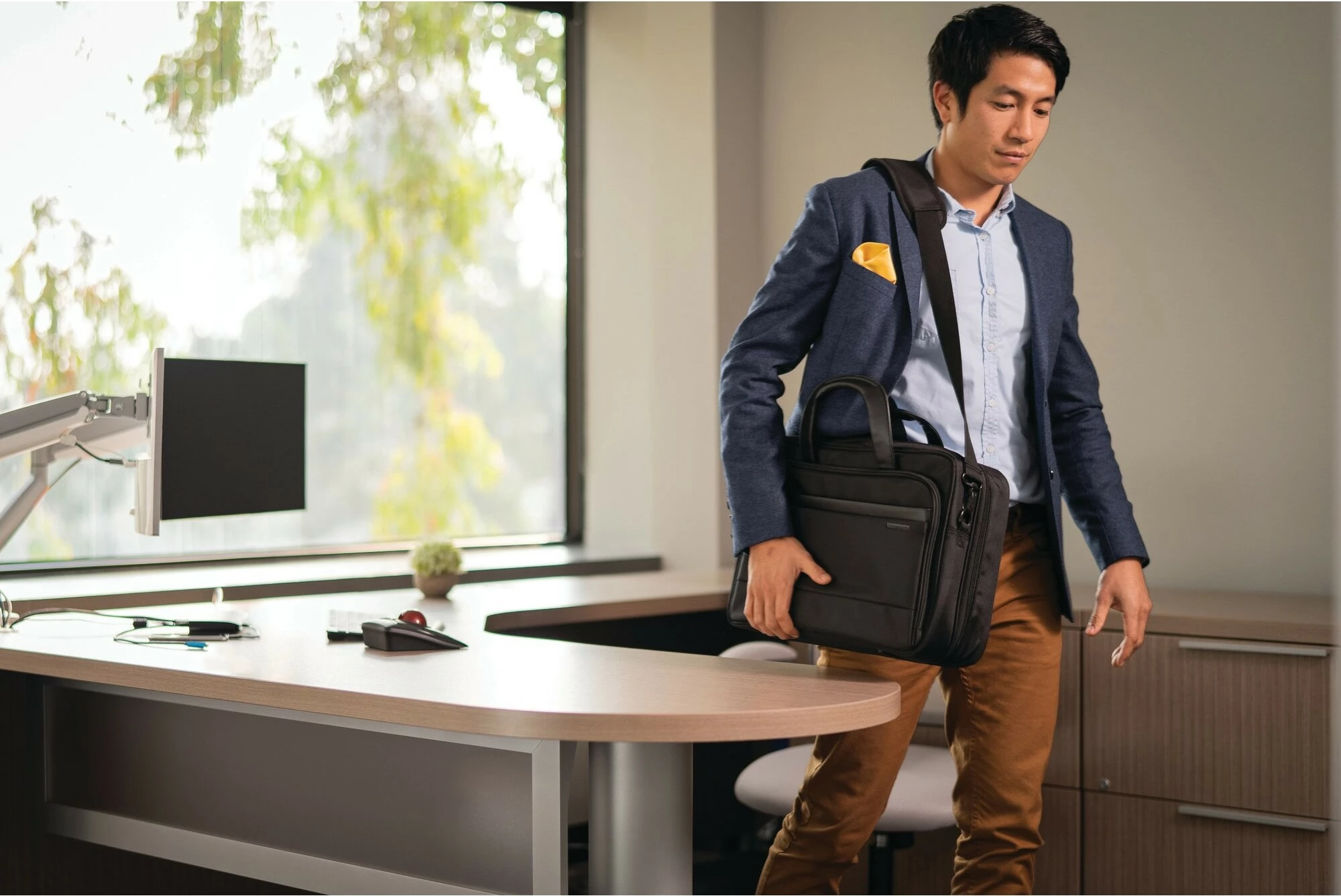 Çantë laptopi Kensington Contour 2.0, 15.6", e zezë