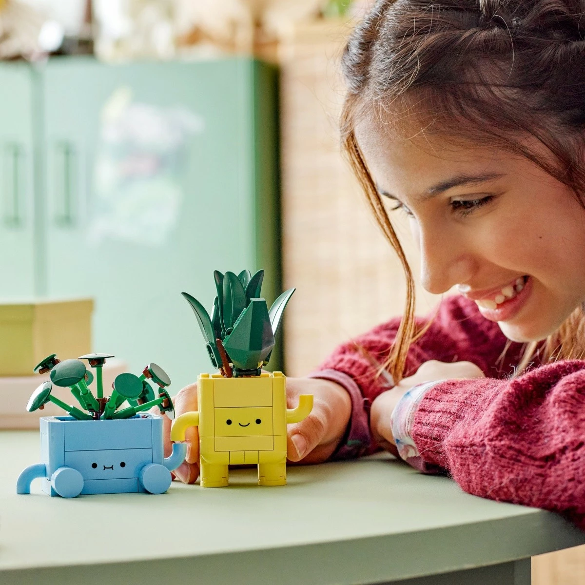 Set ndërtimi, LEGO, 10349 Happy Plants, 217 pjesë, 9+ vjeç, vazo të verdha dhe blu