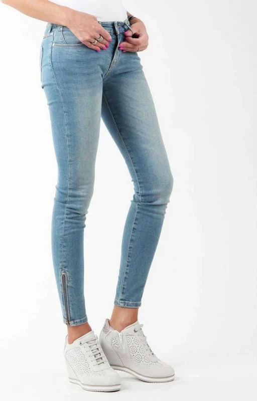 Jeans Wrangler femra, Skylark