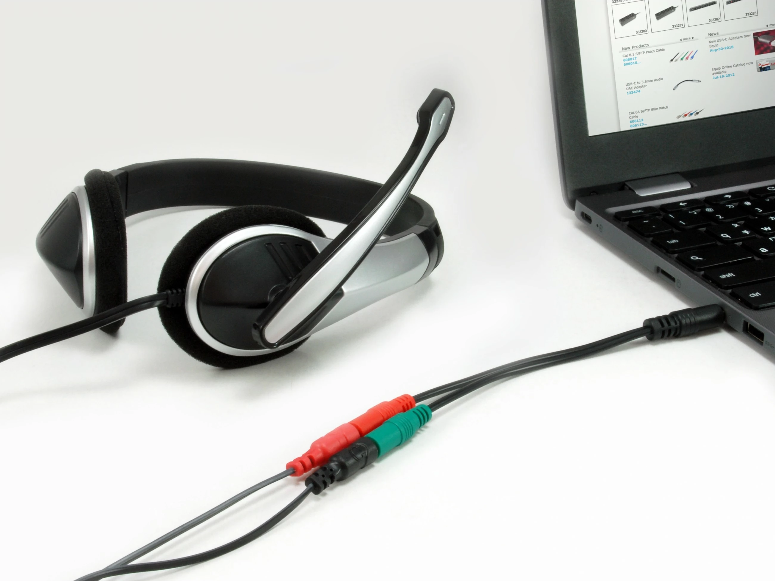 Kabllo audio ndarëse Equip 147943, 1.5m, 2x3.5mm femër në 3.5mm mashkull, e zezë