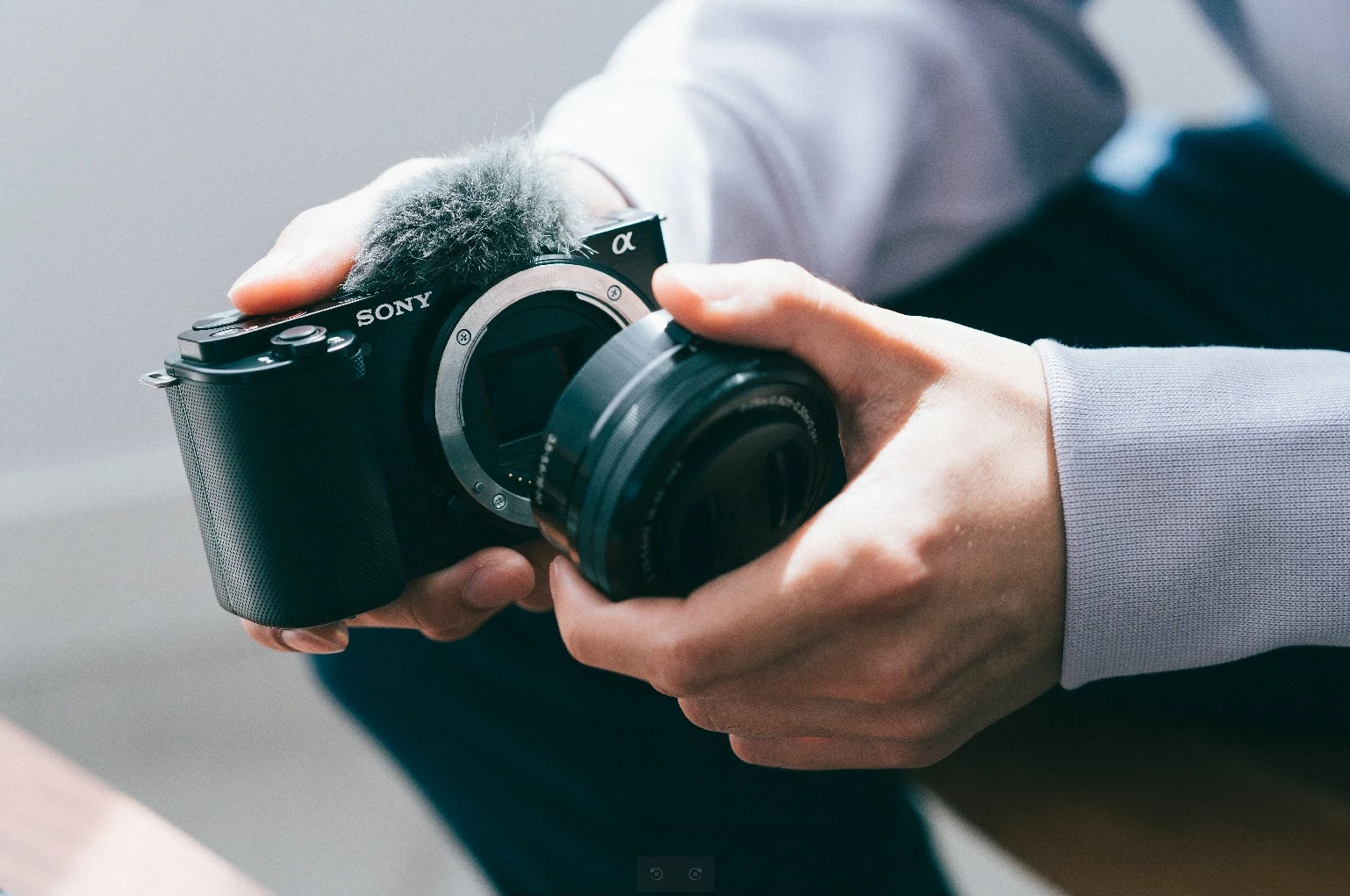 Aparat fotografik Sony α ZV-E10L, 24.2MP, 4K Ultra HD, Ekran me prekje, i zi