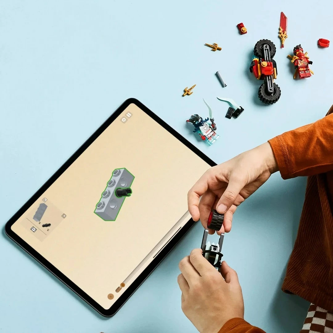 Set LEGO NINJAGO 71838 Kai's Motorcycle Speed Race me 2 minifigura