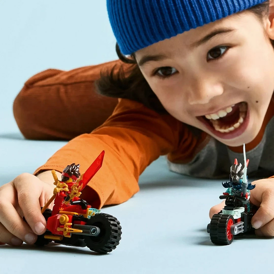 Set LEGO NINJAGO 71838 Kai's Motorcycle Speed Race me 2 minifigura